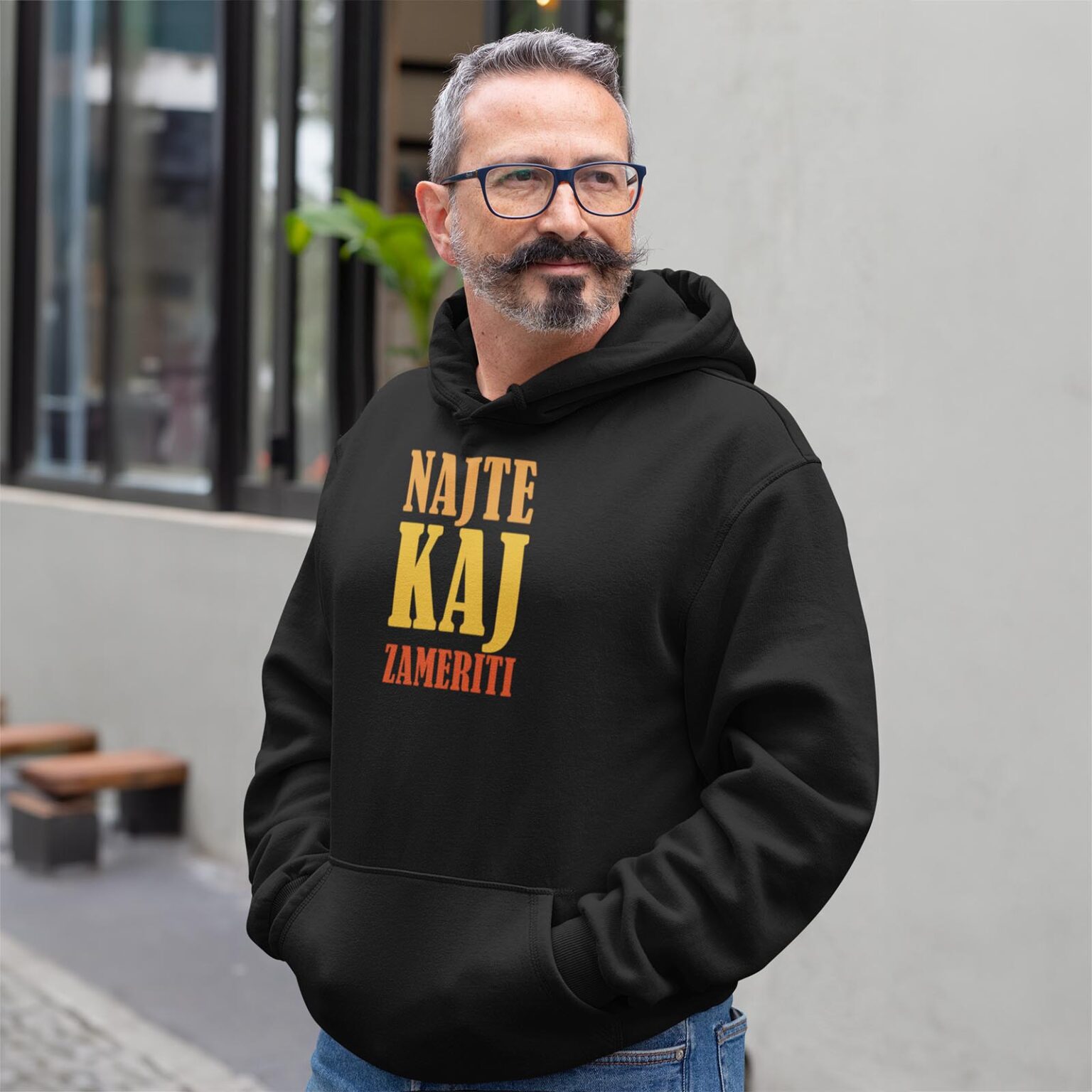 Najte kaj zameriti - Hoodie crna