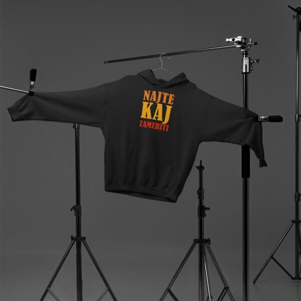 najte-kaj-zameriti-3 Najte kaj zameriti - Hoodie crna