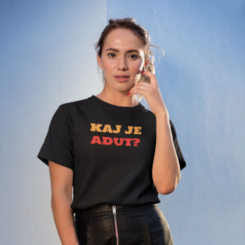 Crna majica sa natpisom Kaj je adut